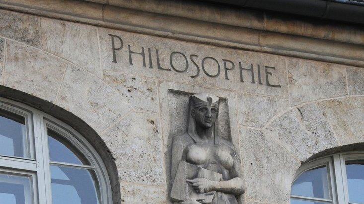 Schriftzug »Philosophie« am UHG